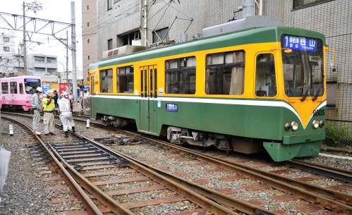 〈別カット〉脱線した鹿児島市電の車両＝３日午後５時ごろ、鹿児島市東谷山２丁目