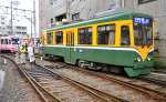 〈別カット〉脱線した鹿児島市電の車両＝３日午後５時ごろ、鹿児島市東谷山２丁目