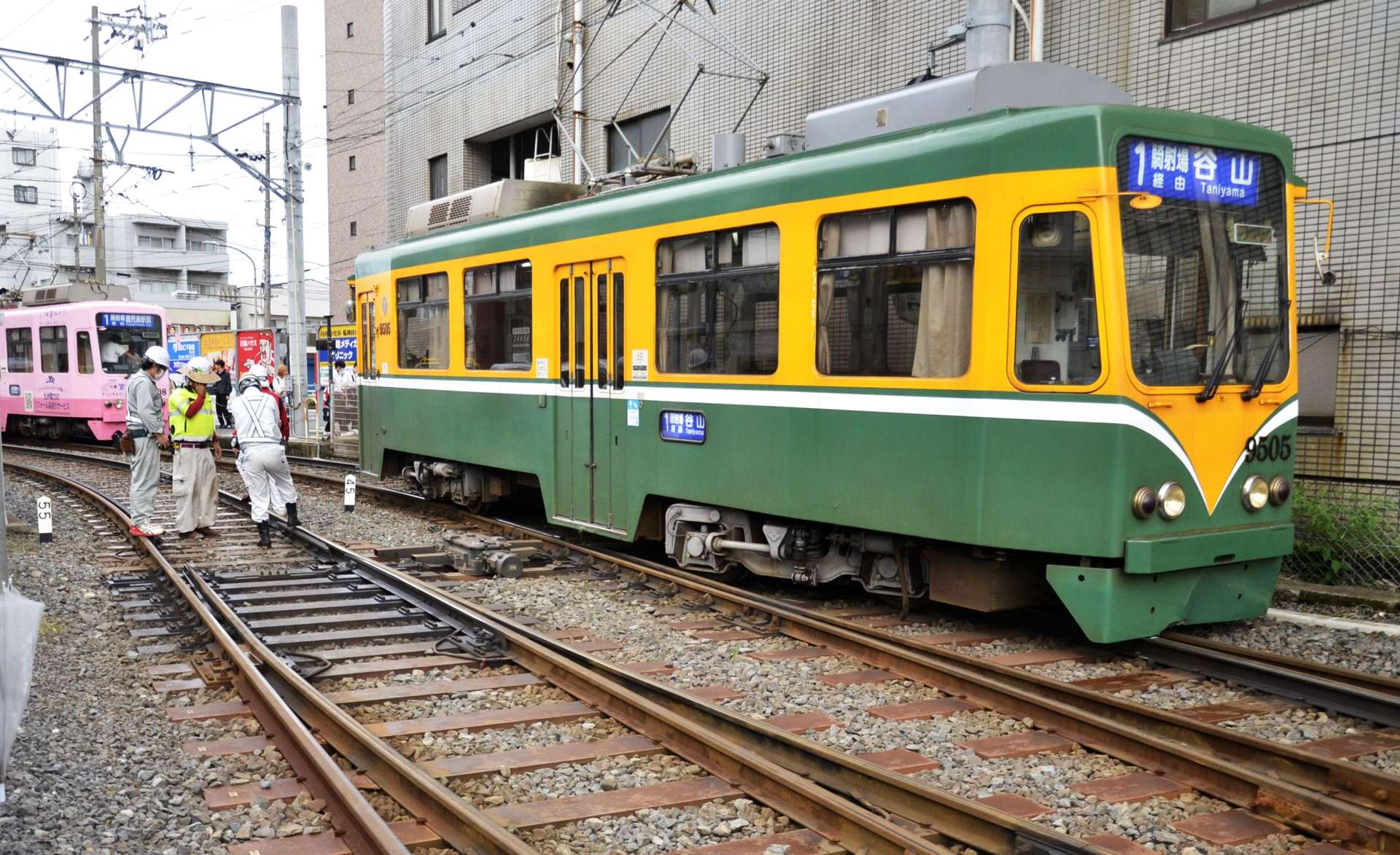〈別カット〉脱線した鹿児島市電の車両＝３日午後５時ごろ、鹿児島市東谷山２丁目