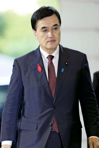 農相に決まり、首相官邸に入る小里泰弘氏＝１日午後