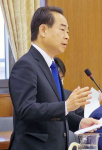 衆院の委員会で質問する野間健氏＝３月、国会内