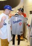 大谷翔平選手着用のものと同じデザインのユニホームを選ぶ客＝４日、鹿児島市のアミュプラザ鹿児島