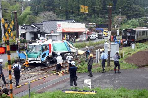 〈別カット〉列車（右）と衝突したごみ収集車＝４日、曽於市財部町北俣のＪＲ日豊線閉山田下踏切