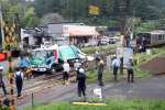 〈別カット〉列車（右）と衝突したごみ収集車＝４日、曽於市財部町北俣のＪＲ日豊線閉山田下踏切