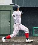 ６回表隼人工２死二塁、中村威が勝ち越しの二塁打を放つ＝平和リース
