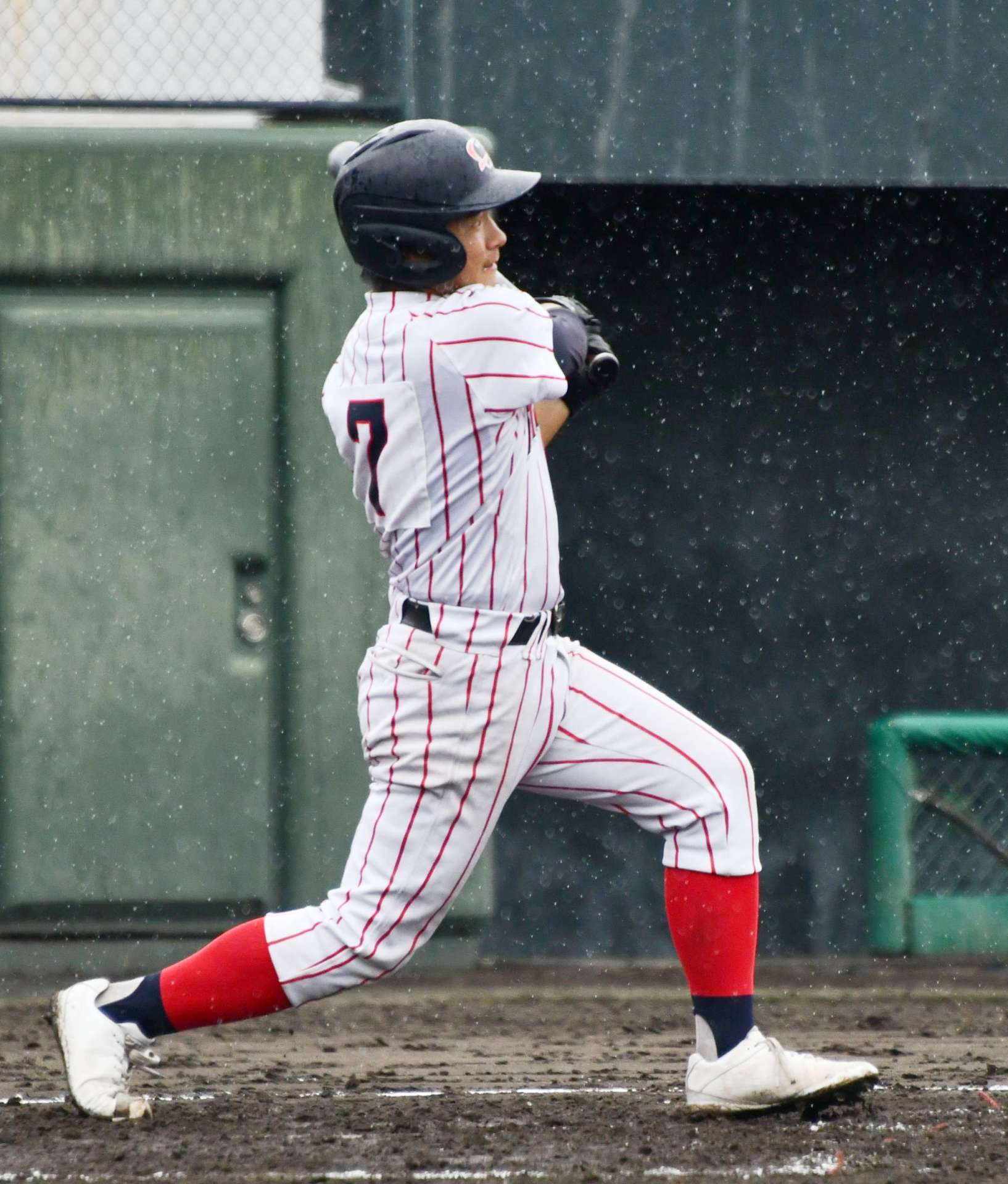 ６回表隼人工２死二塁、中村威が勝ち越しの二塁打を放つ＝平和リース