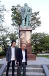 松方正義像を訪れた孫の松方峰雄さん（右）＝鹿児島市甲突川沿い