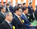 式典で隣同士の席に座る保岡宏武氏（中央）と三反園訓氏（中央右）＝９月３０日、南九州市知覧町郡