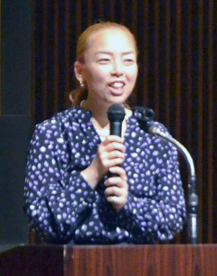 難聴者への対応について話す瑶子さま＝４日、鹿児島市のカクイックス交流センター