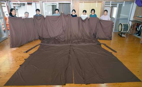 １０日間かけて新調された弥五郎どんの着物＝曽於市の岩川八幡神社