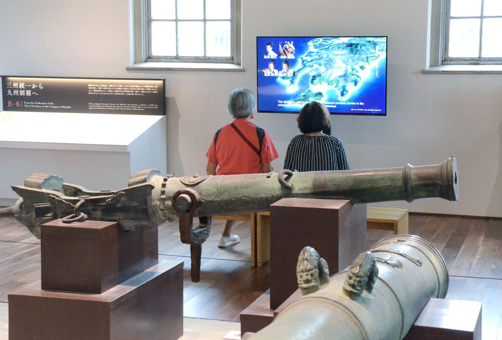 動画や青銅砲などを展示し、戦国島津について紹介する尚古集成館本館＝４日、鹿児島市吉野町