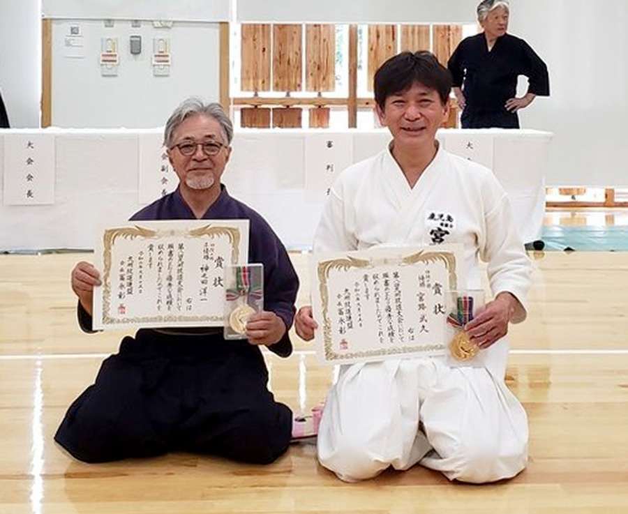 九州杖道大会４段の部で優勝した宮路武久（右）と神之田洋一＝久留米市総合スポーツセンター
