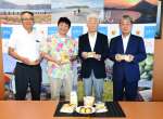 マロンゴールドを使用した新商品をＰＲする関係者＝指宿市役所
