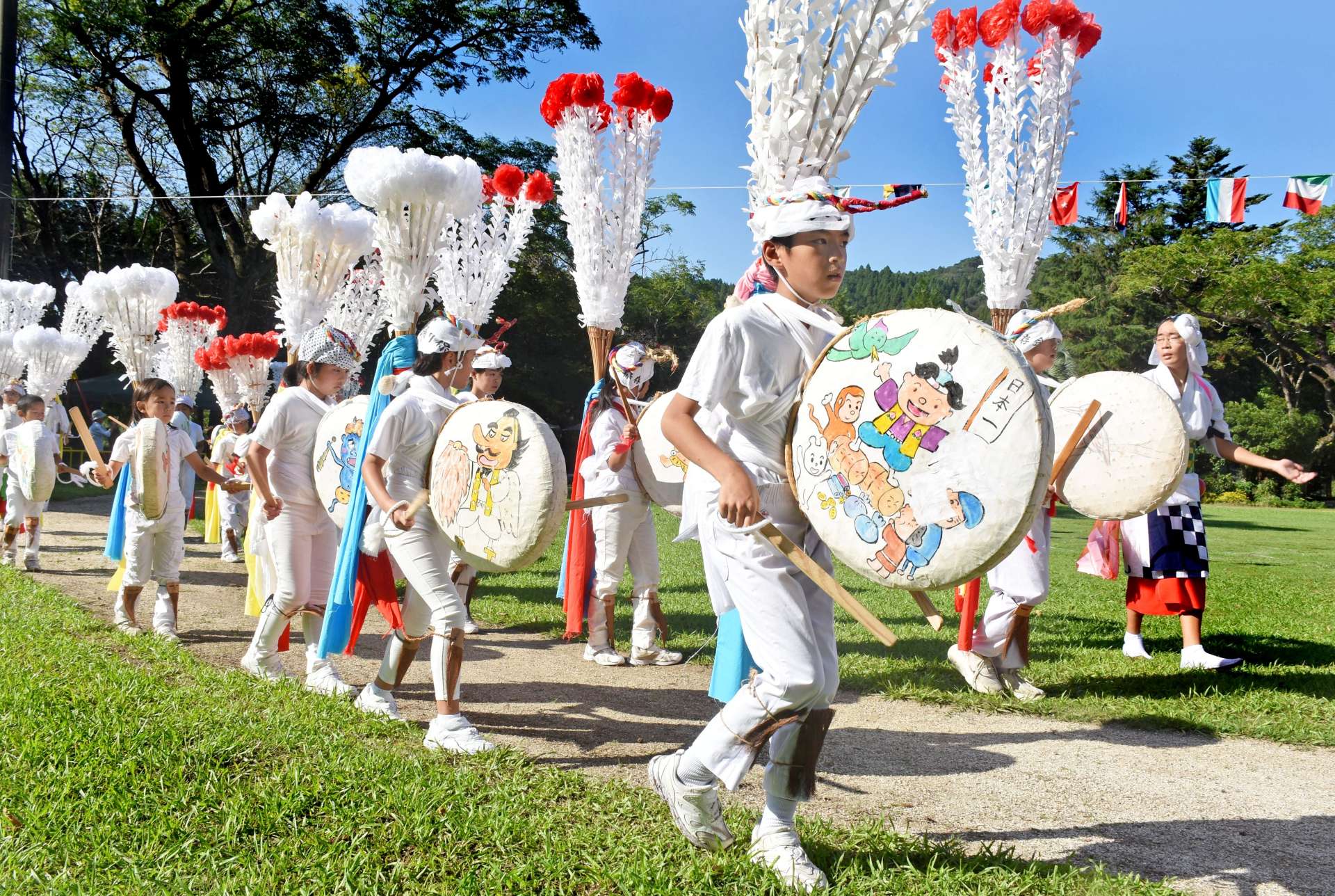 バラデコをたたきながら踊る児童ら＝姶良市蒲生の漆小学校