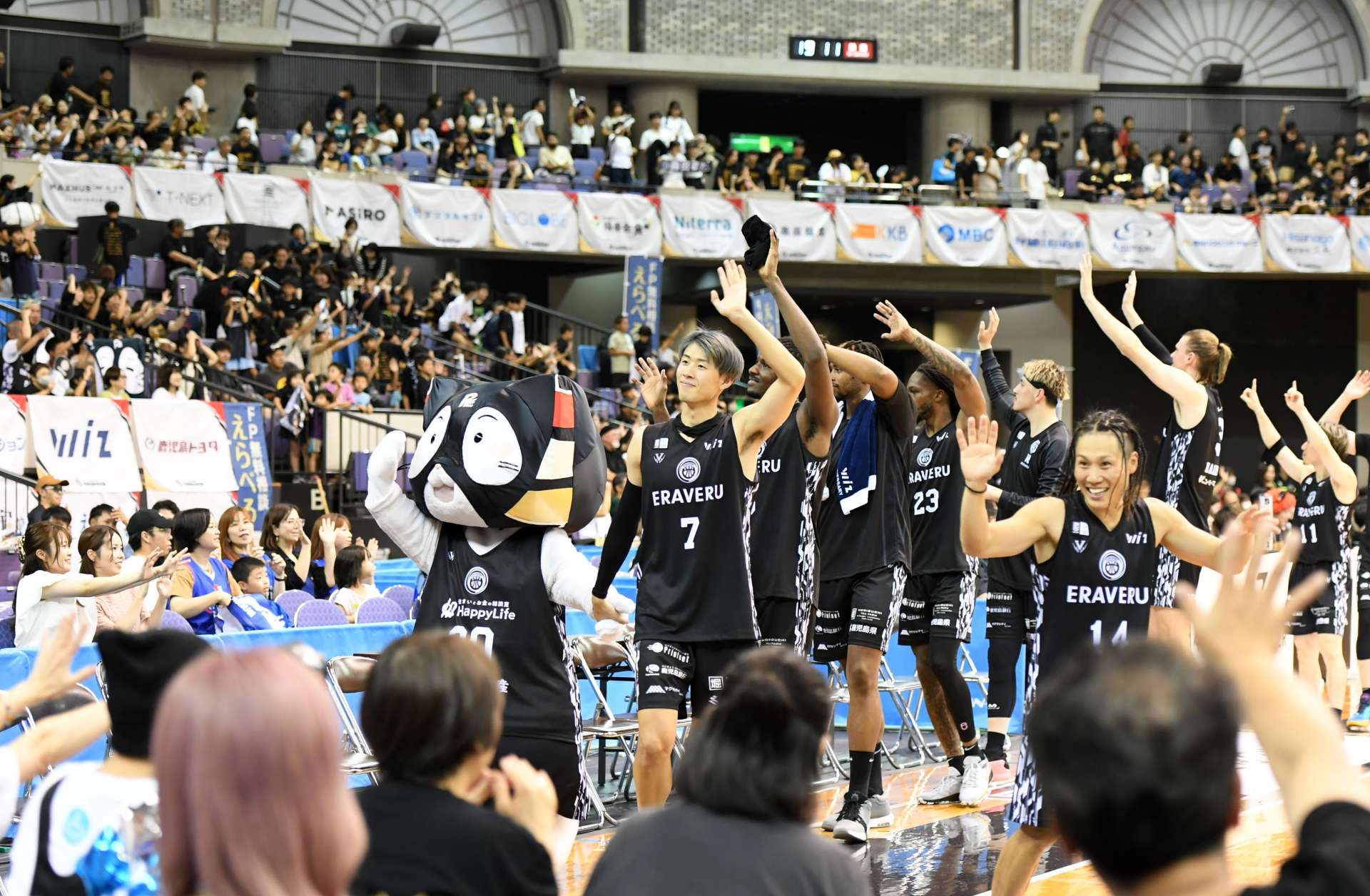〈別カット〉開幕戦で勝利を挙げ、ファンに手を振る鹿児島レブナイズの選手たち＝鹿児島市の西原商会アリーナ