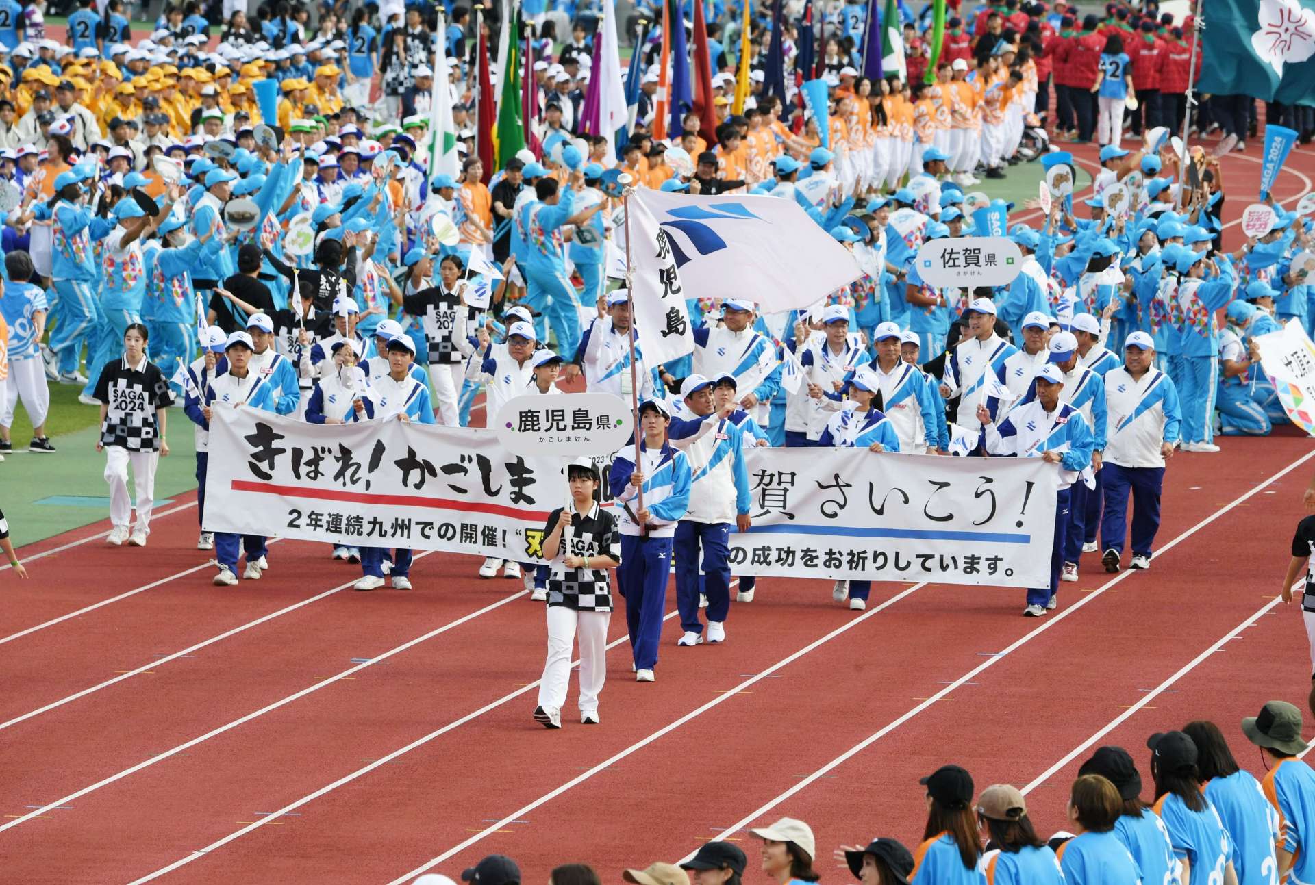 旗手のフェンシング少年男子・上出桐選手を先頭に行進する鹿児島県選手団＝ＳＡＧＡスタジアム