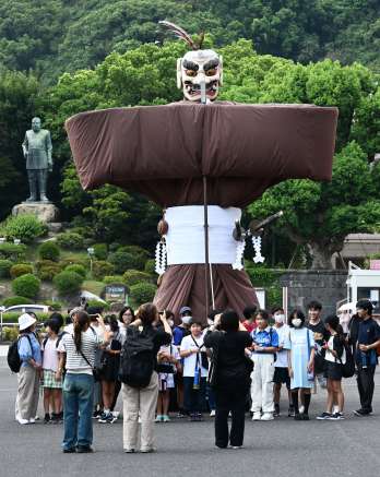 衣替えをする前の８月、１６年ぶりに“県都出張”を果たした弥五郎どん＝鹿児島市の宝山ホール