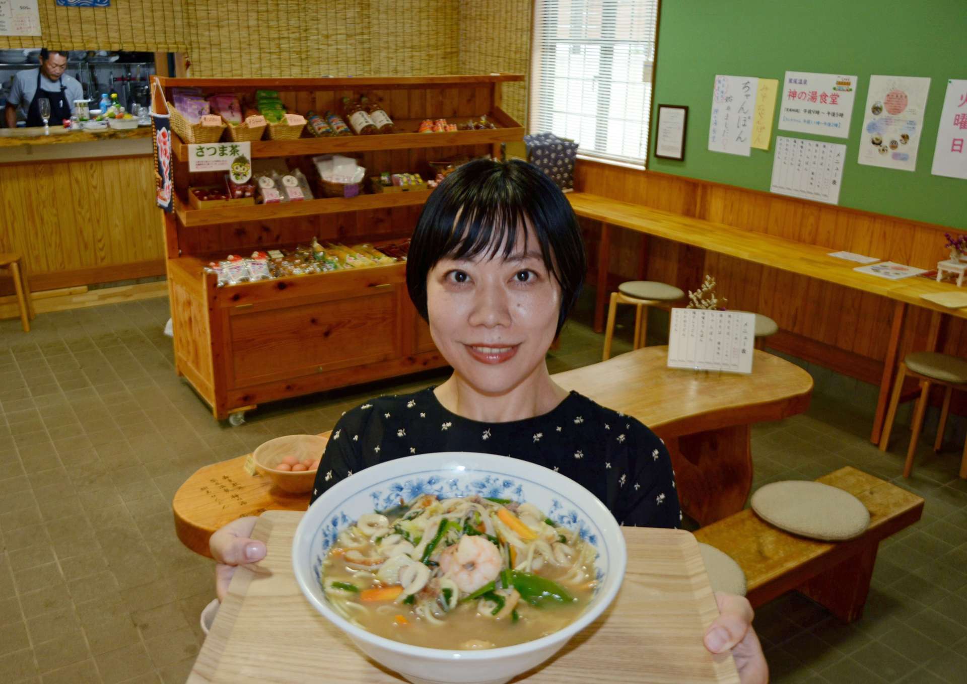 紫尾区営大衆浴場横のふれあい館内にオープンした「神の湯食堂」＝さつま町紫尾