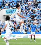 前半、左クロスに合わせヘディングシュートを放つ鹿児島ＵのＭＦ星＝ニッパツ三ツ沢球技場