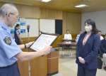 中島和幸署長から感謝状を受ける鹿児島銀行東谷山支店の牧野ゆう子さん（右）＝鹿児島市の鹿児島南警察署