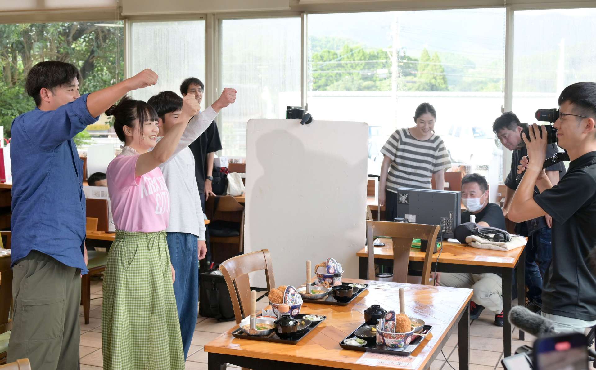 〈別カット〉市民キャストと撮影に臨む蛙亭・イワクラさん（左から２人目）＝小林市野尻町三ケ野山（同市提供）