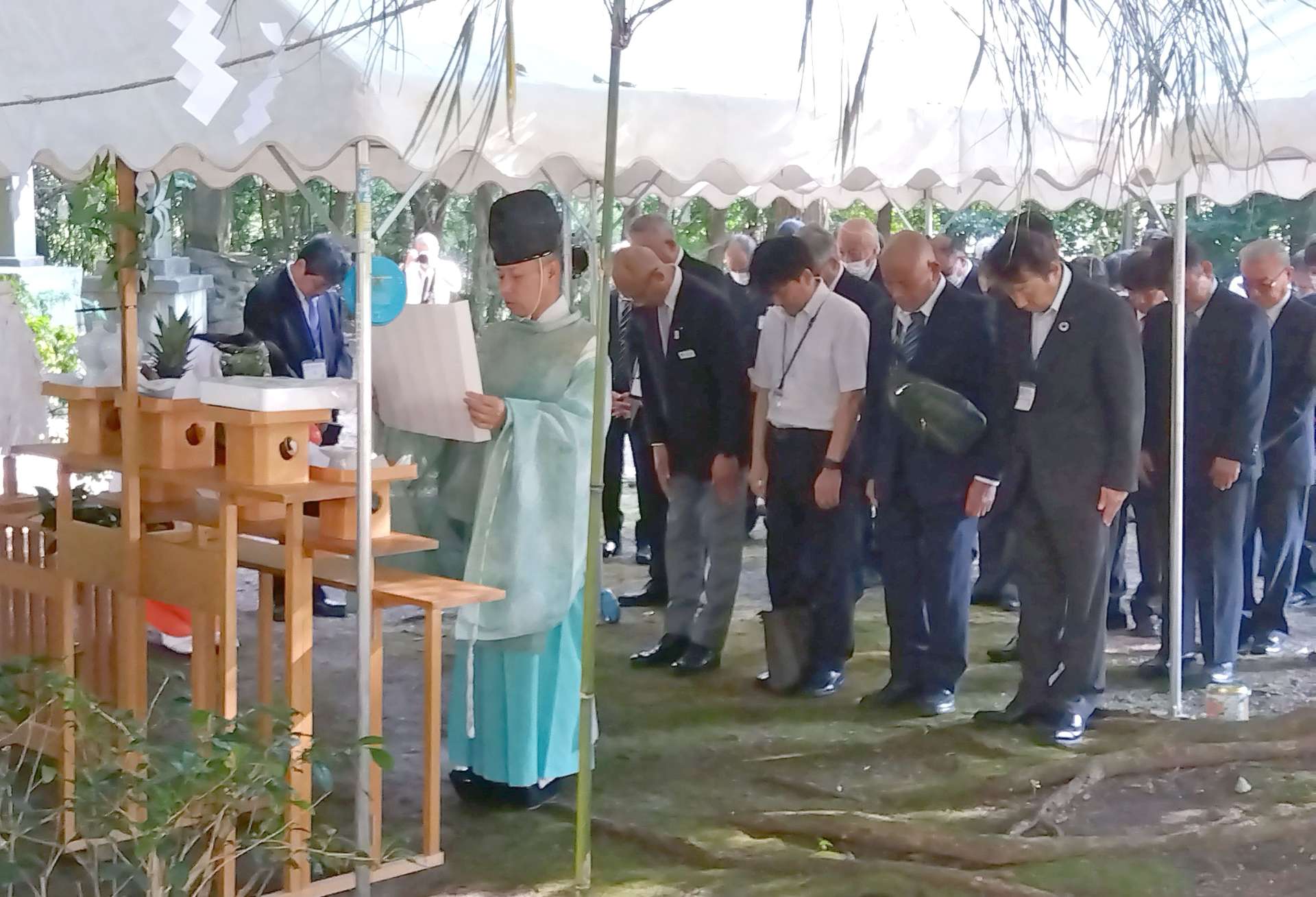 神柱宮境内にある池田貞記顕彰碑前で都城茶発展を願う生産者ら＝都城市前田町