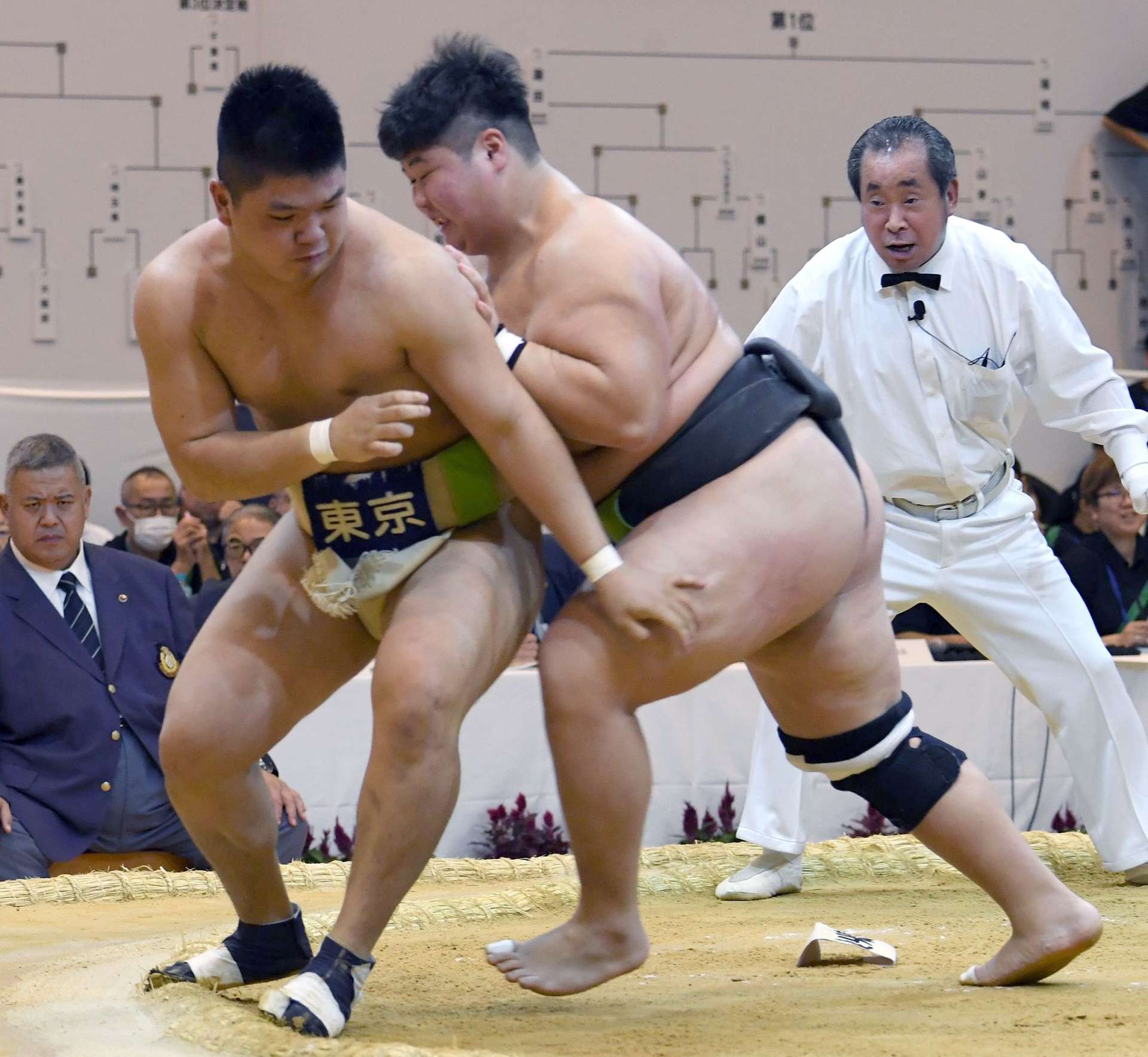 少年個人決勝、鹿児島の福崎真逢輝（樟南高、右）が押し出しで勝つ＝玄海町社会体育館