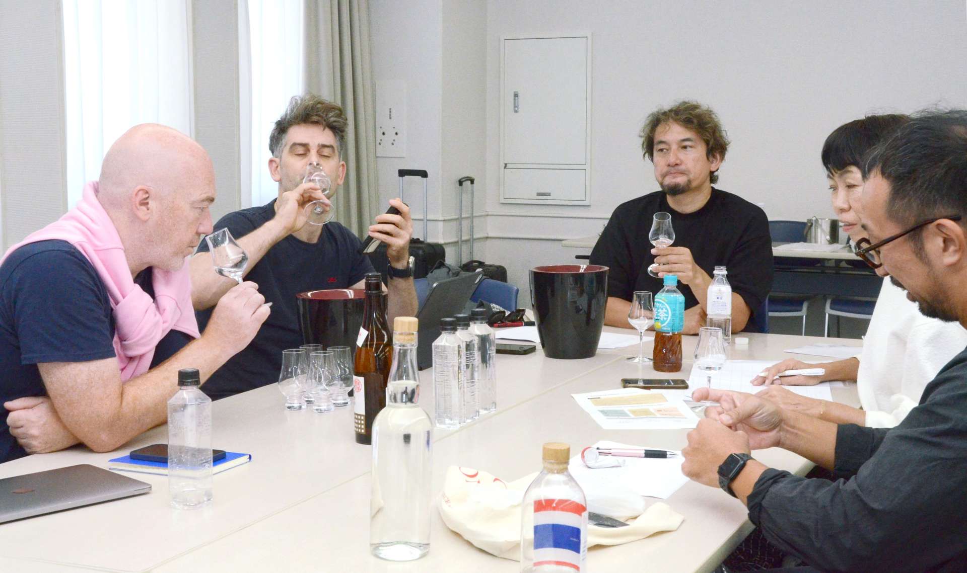 商談会で焼酎を試飲するフランスのバイヤーら＝６日、鹿児島市の県市町村自治会館