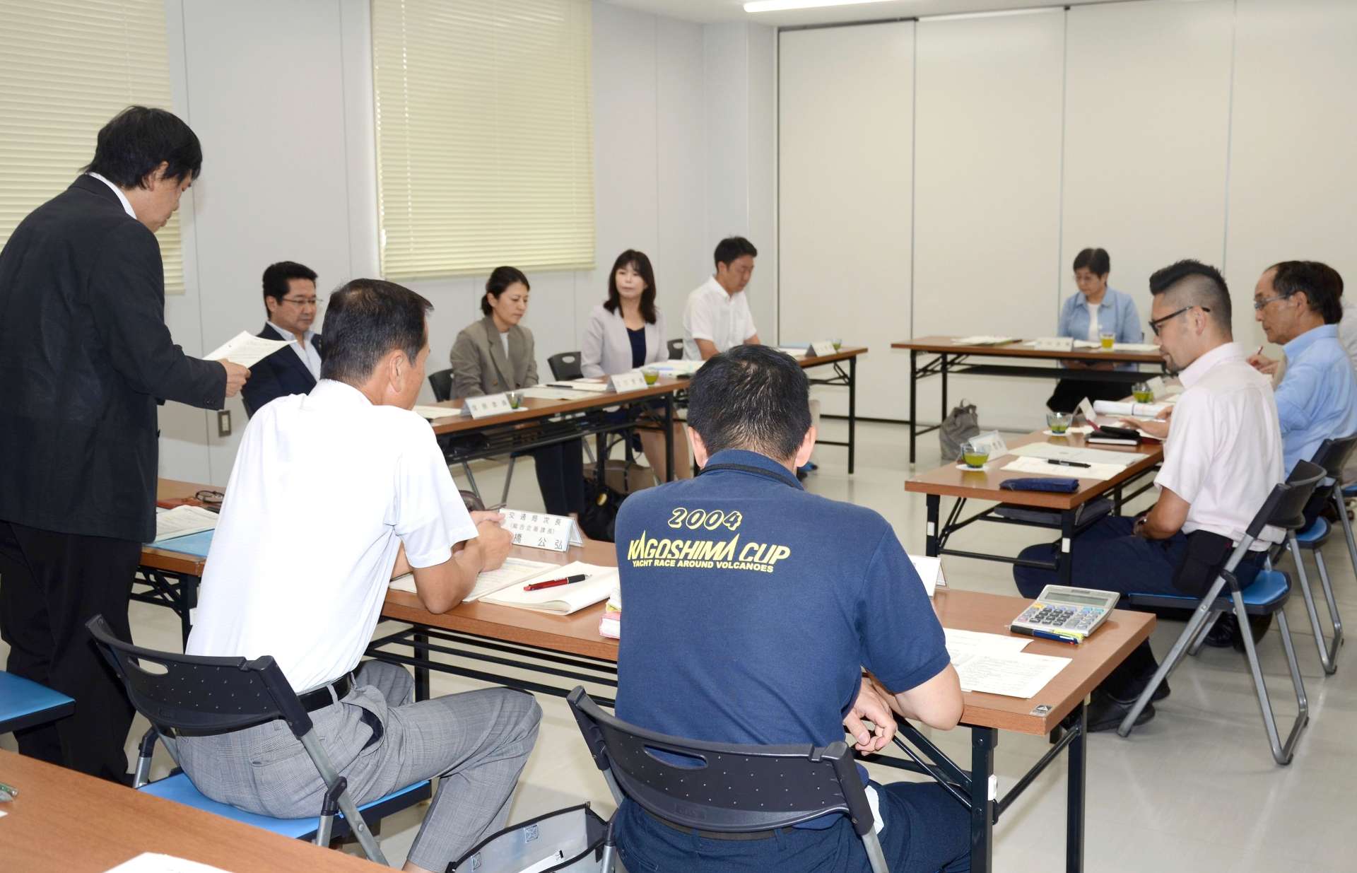 市電の脱線事故について報告された鹿児島市交通事業経営審議会＝７日、同市上荒田町の市交通局