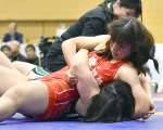 女子６２キロ級準々決勝、相手を抑え込む鹿児島・東佐和（鹿児島国際大）＝嬉野市中央体育館