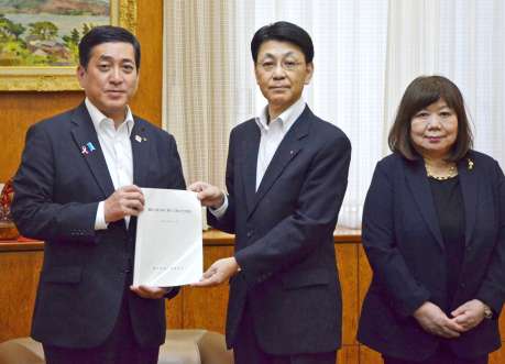塩田康一知事に勧告書を手渡す県人事委員会の富永信一委員長（中央）＝８日、県庁
