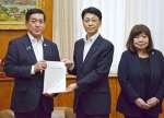 塩田康一知事に勧告書を手渡す県人事委員会の富永信一委員長（中央）＝８日、県庁