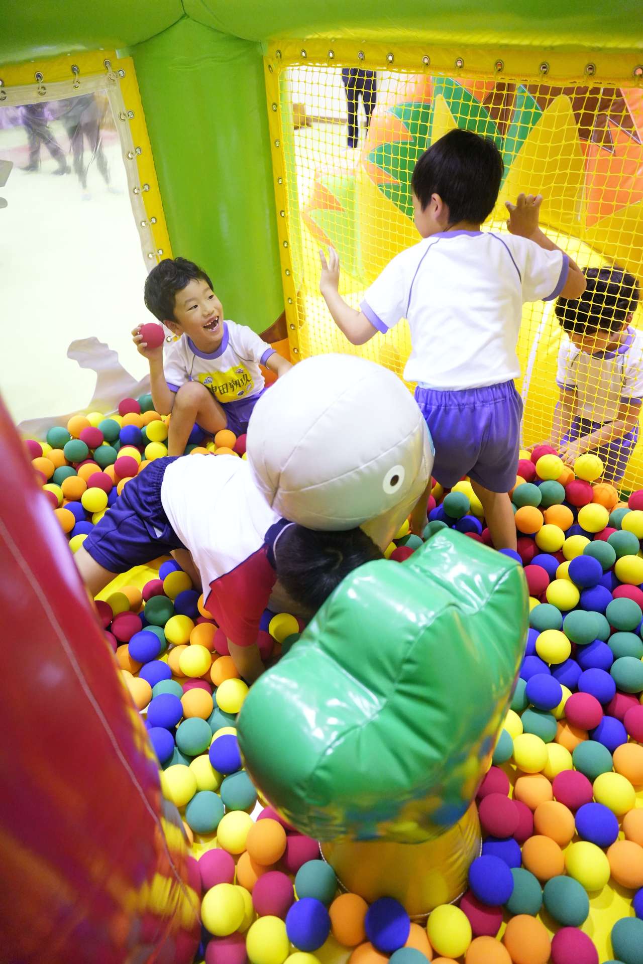 新たに開所した室内遊具施設で遊ぶ園児＝東串良町川東の農村環境改善センター