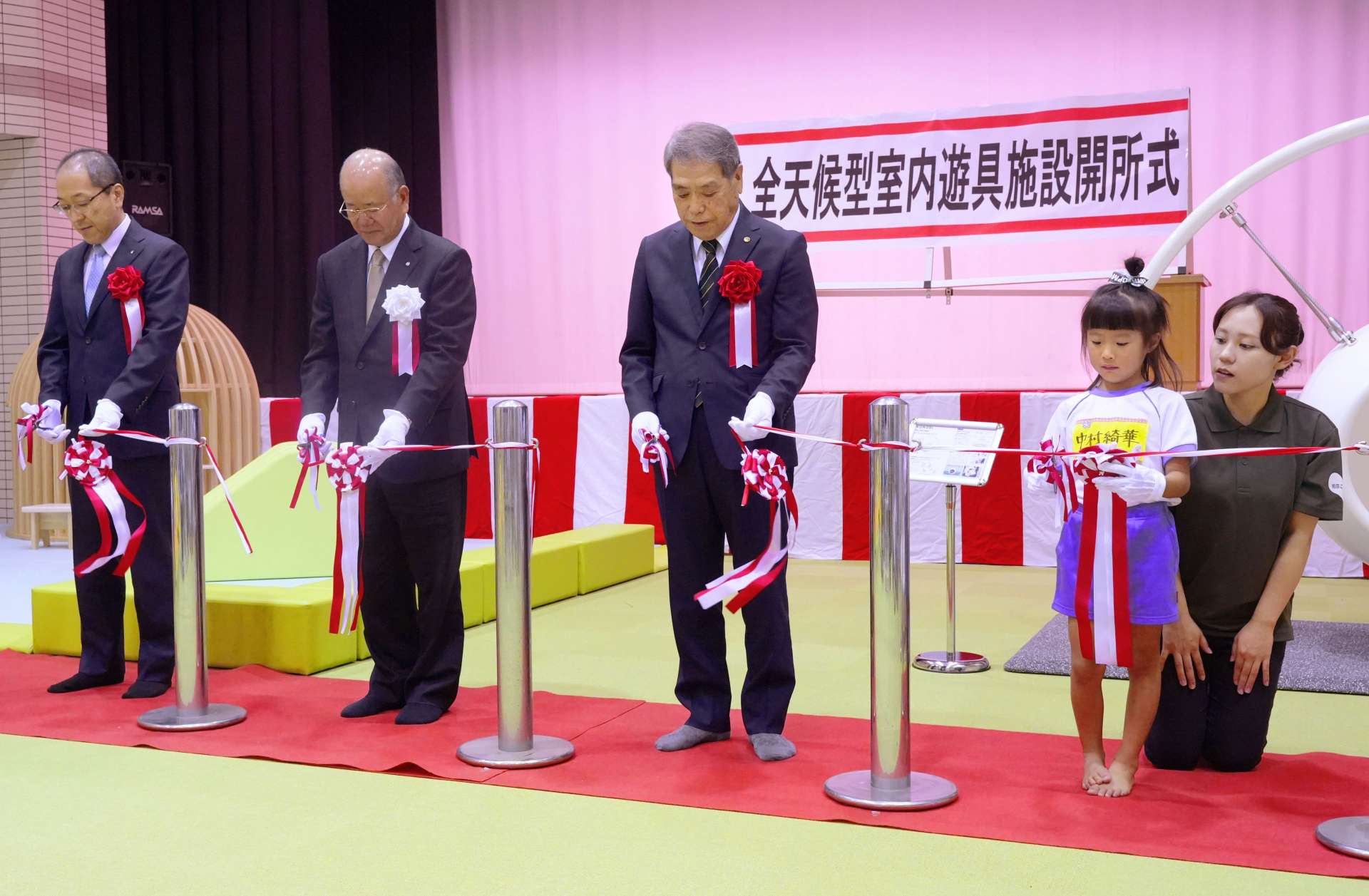 室内遊具施設の開所式を祝うテープカット＝東串良町川東の農村環境改善センター