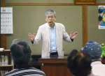認知症について講演する新門弘人さん＝さつま町泊野