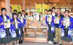 「とれ〜るミックス」をＰＲする屋久島高校情報ビジネス科の生徒ら＝屋久島町小瀬田