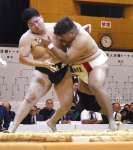 成年団体準決勝、鹿児島の牧園（右、樟南二高教）が寄り切りで勝つ＝玄海町社会体育館