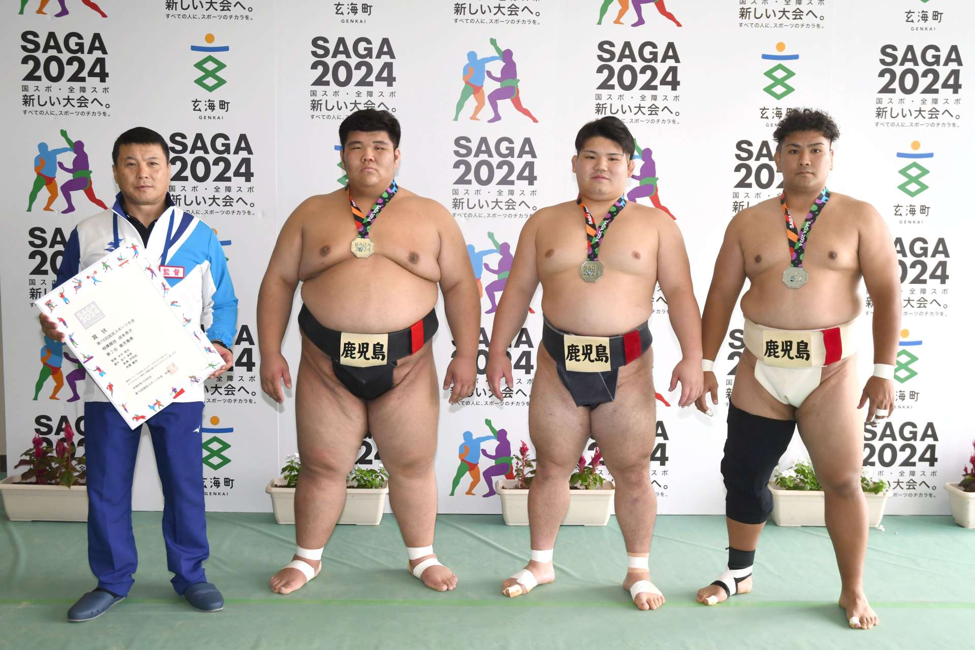 成年団体で準優勝した鹿児島（左から永井信也監督、岩下、新島、牧園）＝玄海町社会体育館