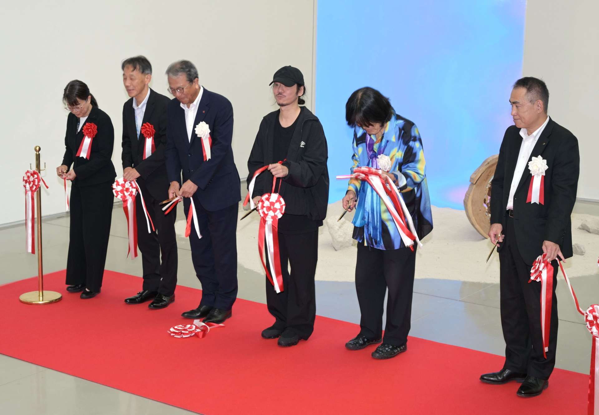 テープカットをするヨシロットンさん（左から４人目）ら＝８日午後、湧水町の霧島アートの森