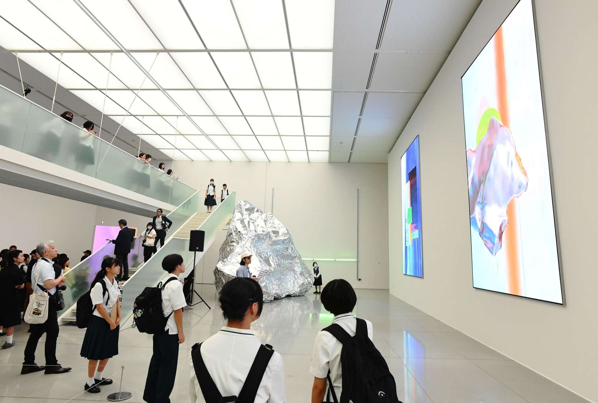空間を生かした作品が並ぶヨシロットン展＝８日、湧水町の霧島アートの森（佐伯直樹撮影）