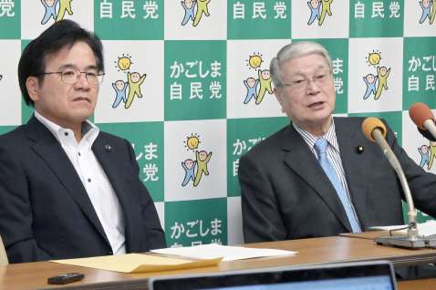 衆院選鹿児島2区公認候補の推薦について結論が出なかった会合後、会見する自民党鹿児島県連の野村哲郎選挙対策委員長（右）と吉留厚宏県連幹事長＝６日、鹿児島市真砂町