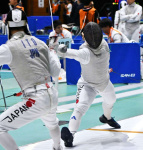 成年男子フルーレ５、６位決定戦、鹿児島の２番手・林が果敢に攻め込む＝ＳＡＧＡプラザ