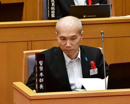 〈関連〉百条委員会の設置決議案について討論を聞く鹿児島県警の野川明輝本部長＝９日午後、県議会