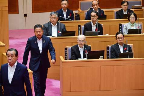 百条委員会の設置決議案についての投票を見る鹿児島県警の野川明輝本部長（前列左）＝９日午後、県議会