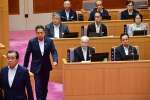 百条委員会の設置決議案についての投票を見る鹿児島県警の野川明輝本部長（前列左）＝９日午後、県議会