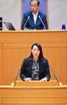 解散動議の提案理由を説明する岩重仁子議員＝９日、県議会本会議場