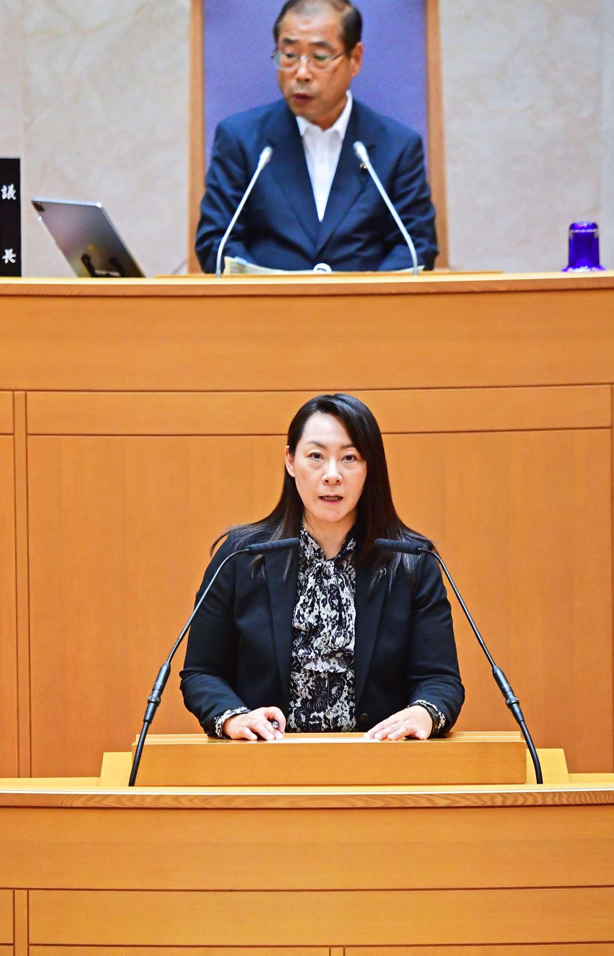 解散動議の提案理由を説明する岩重仁子議員＝９日、県議会本会議場