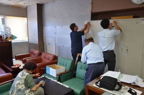 衆院選へ向け事務所の設営準備に追われる陣営スタッフ（画像の一部を加工しています）＝９日、薩摩川内市