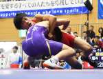 少年男子フリースタイル５１キロ級準決勝、回転技を仕掛ける鹿児島の湯浅堅斗（樟南高）＝嬉野市中央体育館