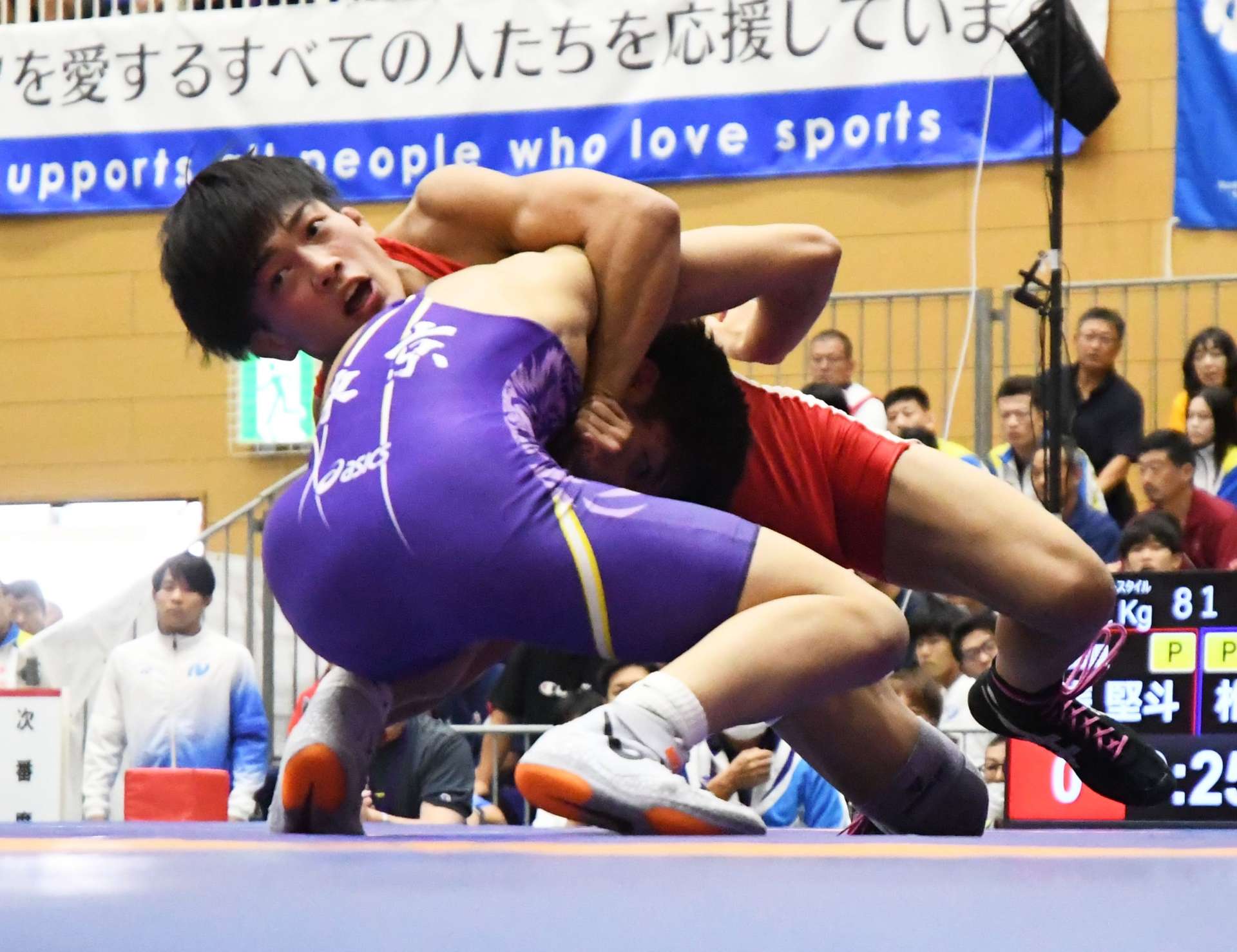 少年男子フリースタイル５１キロ級準決勝、回転技を仕掛ける鹿児島の湯浅堅斗（樟南高）＝嬉野市中央体育館